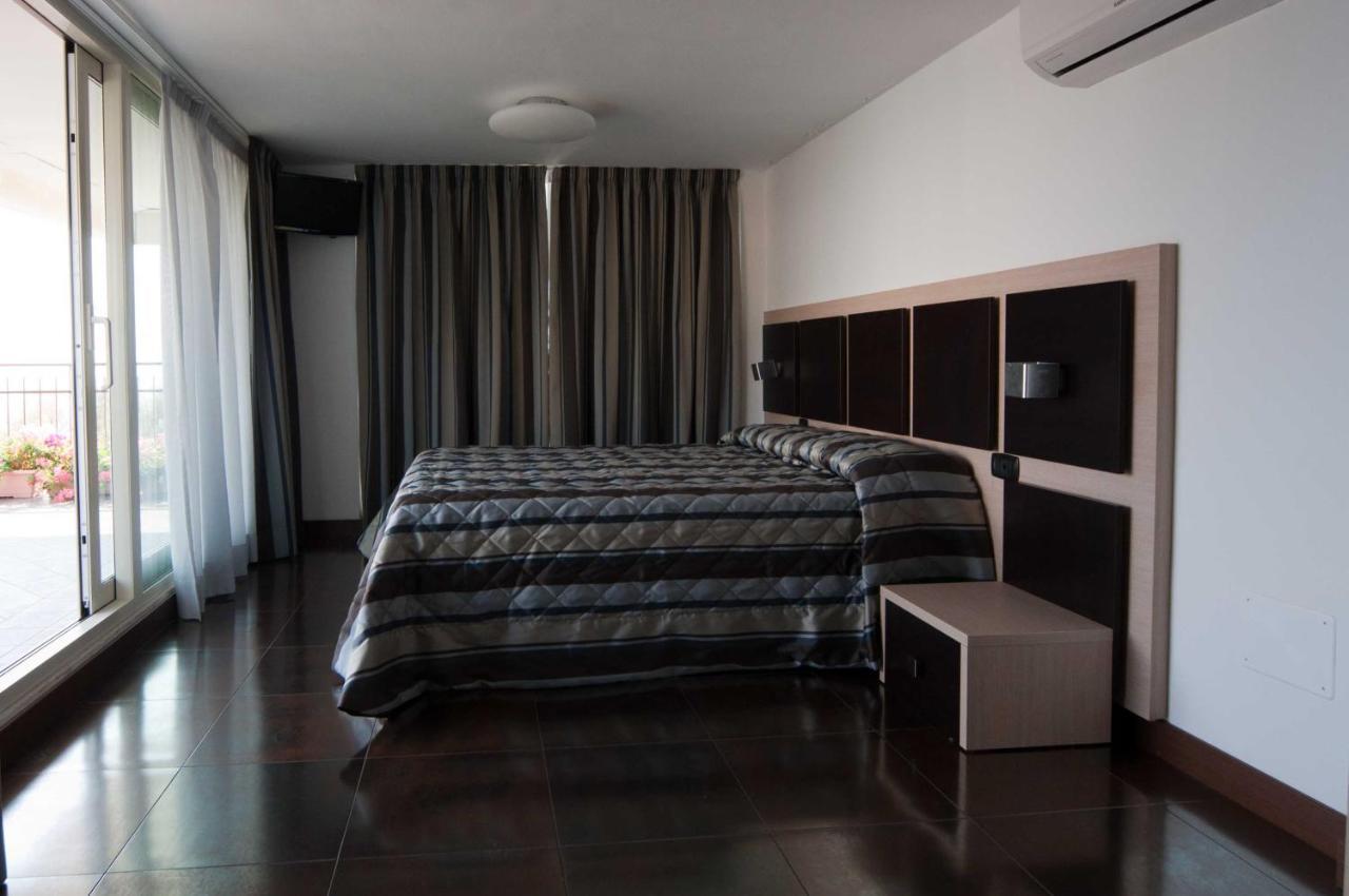 Hotel Ristorante Centosedici Terracina Buitenkant foto