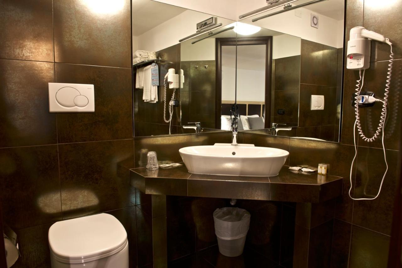Hotel Ristorante Centosedici Terracina Buitenkant foto