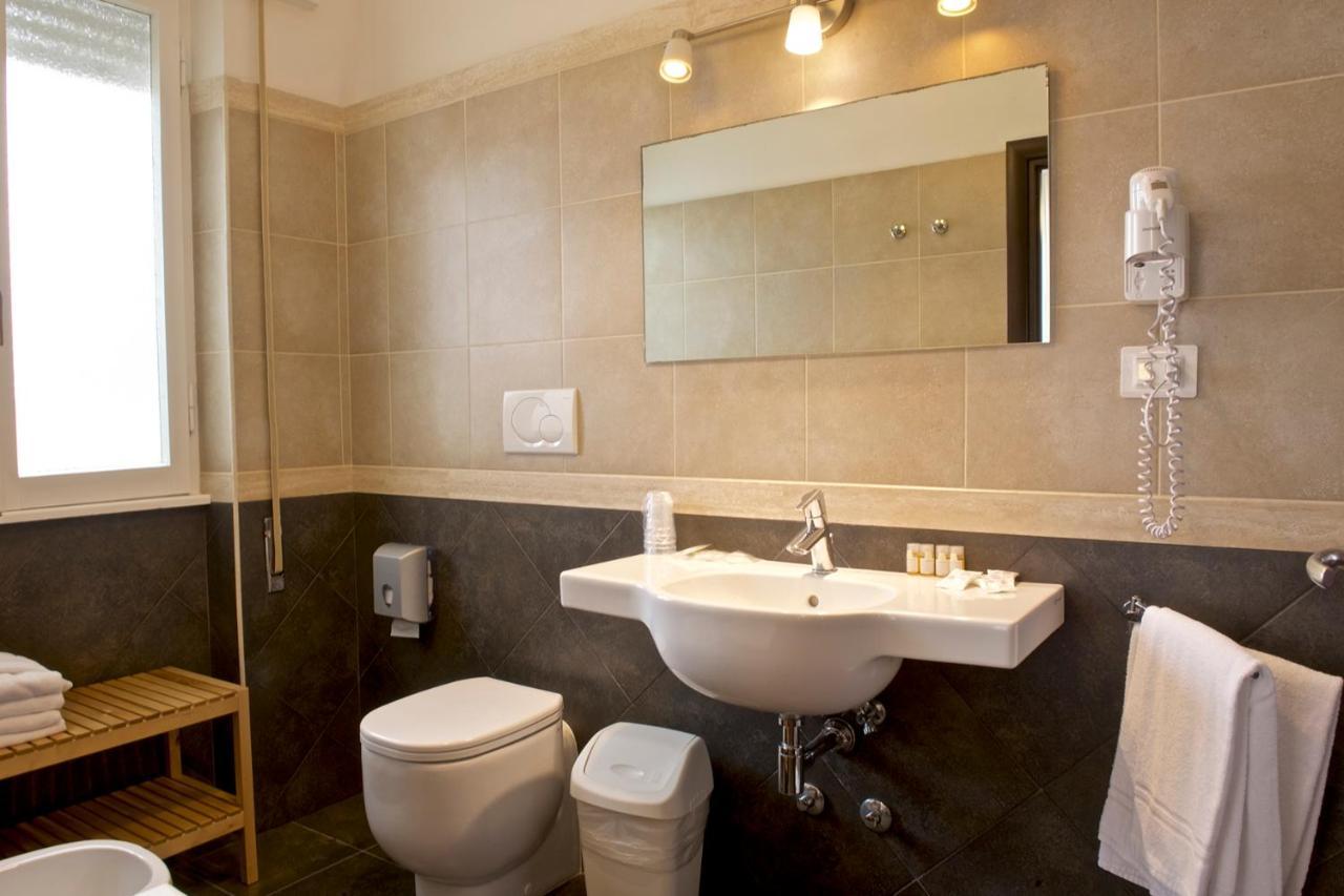 Hotel Ristorante Centosedici Terracina Buitenkant foto